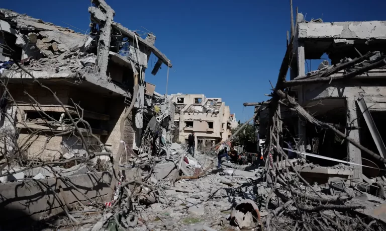 Israel lança novos bombardeios e Irã diz ter atingido petroleiro americano