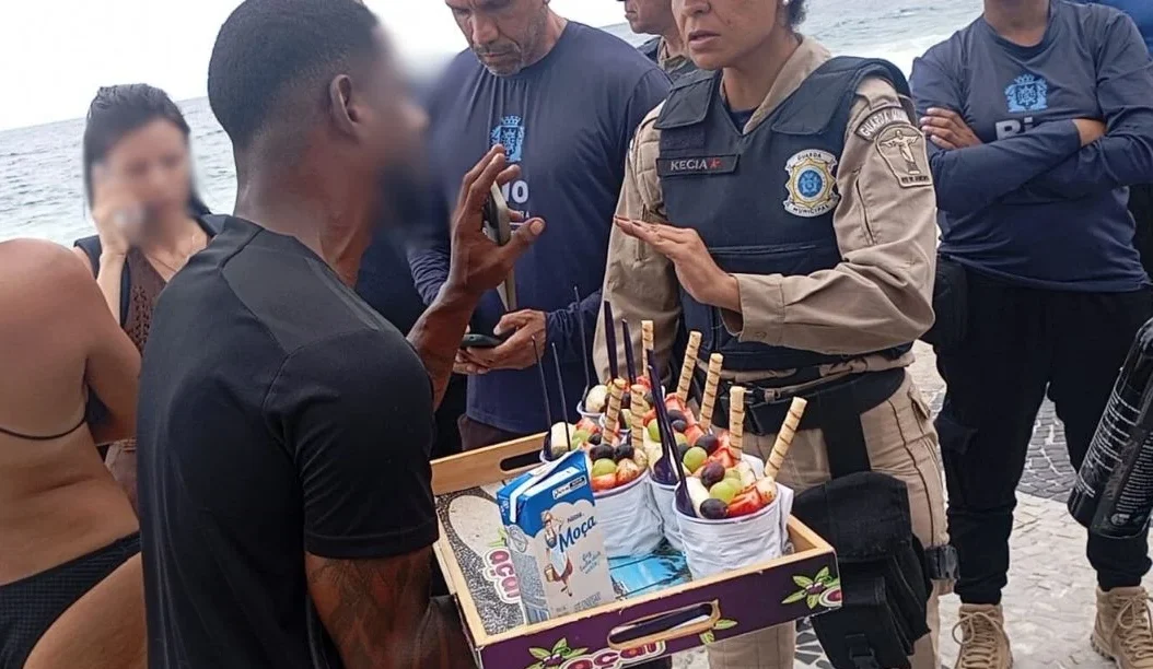 Ambulante cobra R$ 700 de turistas por dois açaís e acaba preso no Rio de Janeiro Ambulante cobra R$ 700 de turistas por dois açaís e acaba preso no Rio de Janeiro