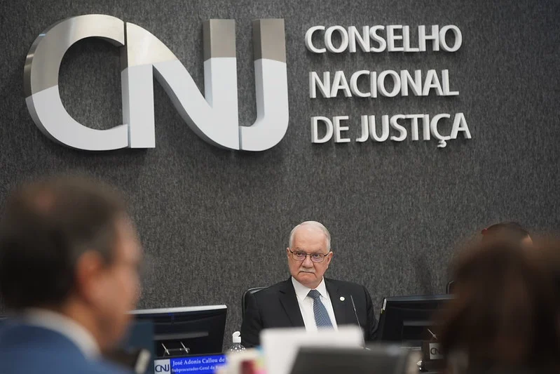 CNJ e CNMP ampliam penduricalhos; teto é regra simbólica CNJ e CNMP ampliam penduricalhos; teto é regra simbólica