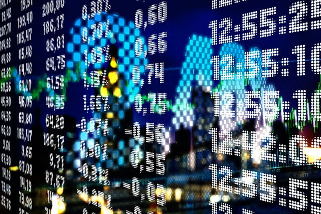 Bolsa brasileira bate recorde e dólar cai para perto de R$ 5 Bolsa brasileira bate recorde e dólar cai para perto de R$ 5